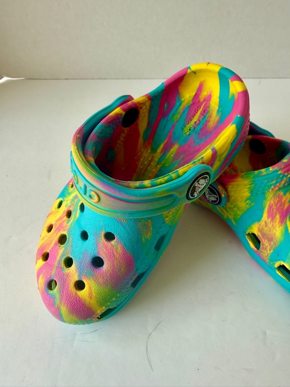 CROCS Kids Tie-Dye Clog in Turquoise, Pink, Yellow. Size C8 - Picture 3 of 10